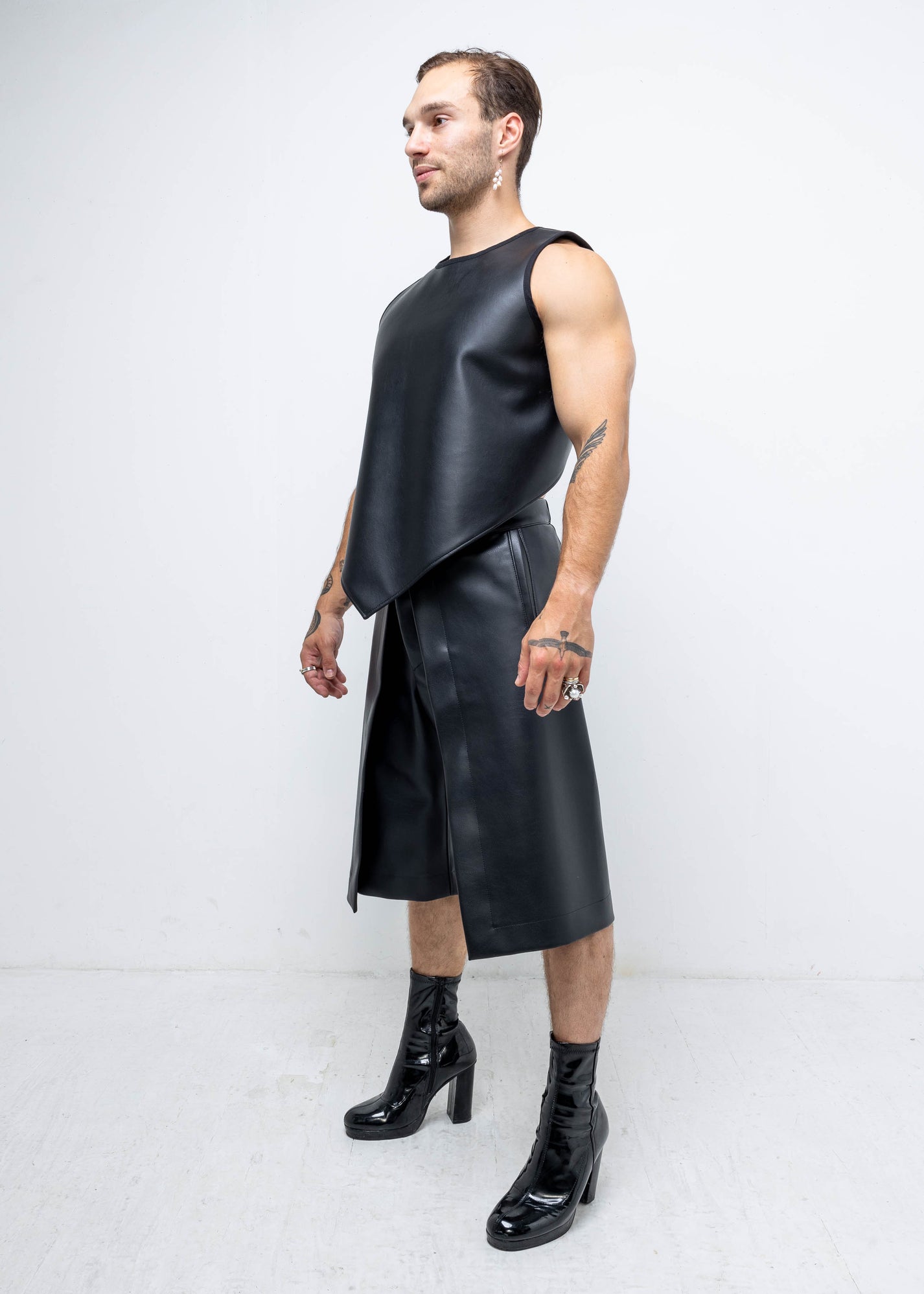 SINGLE PEAK VEST
